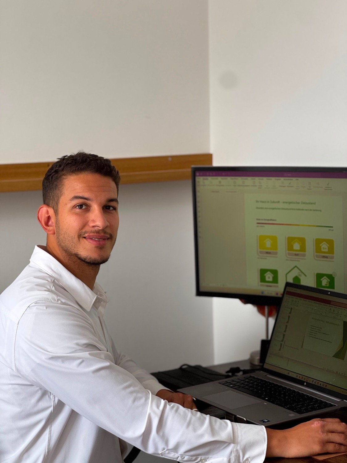 Mounir Barray bei der datenbasierten Analyse am Arbeitsplatz